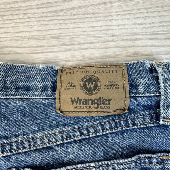 Wrangler Cut Off Jean Shorts Womens 33 Medium Wash Denim Relaxed Fit Distressed - Picture 5 of 10